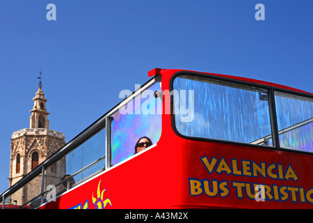 SPANIEN-VALENCIA-SIGHTSEEING-BUS UND EL MIGUELETE GLOCKENTURM Stockfoto