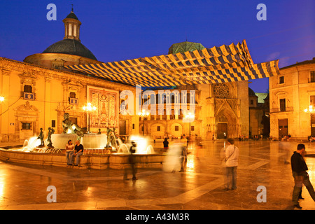 SPANIEN-VALENCIA-PLAZA DE LA VIRGEN, DIE NACHTS BELEUCHTET Stockfoto