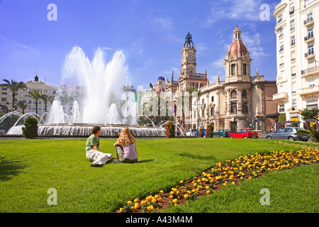 SPANIEN-VALENCIA-PAAR IN DER PLAZA DEL AYUNTAMIENTO UND DAS RATHAUS Stockfoto