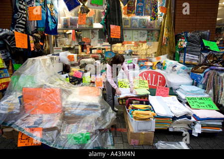 NÃ berühmten Rag Market im Bereich Stierkampfarena der Stadt Bettwäsche für den Verkauf außerhalb einem der Stände Stockfoto