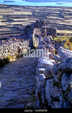 Wanderweg auf dem trockenen Gelände von Isla Amantani Titicacasee Peru Stockfoto