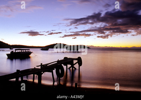 Sonnenaufgang über dem Bahia Chal la von Küstenlinie der Stadt Cha-Llapampa auf der Isla del Sol Lake Titicaca-Bolivien Stockfoto