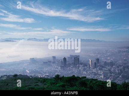 Easrly Moring Smog über der Stadt Kapstadt gesehen von der Spitze der Tafelberg in Südafrika Stockfoto