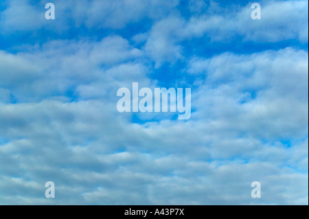 Bild von einem blauen Himmel mit weißen Wolken geeignet für Hintergründe Stockfoto