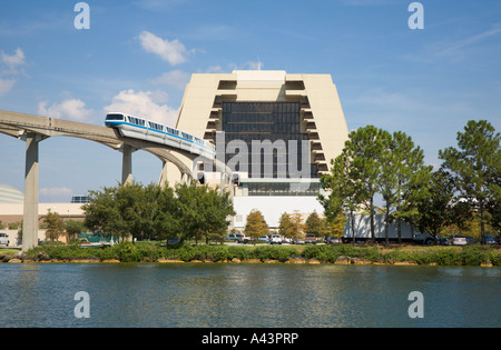 Einschienenbahn betreten oder verlassen das moderne Resort at Walt Disney World, Florida, USA Stockfoto