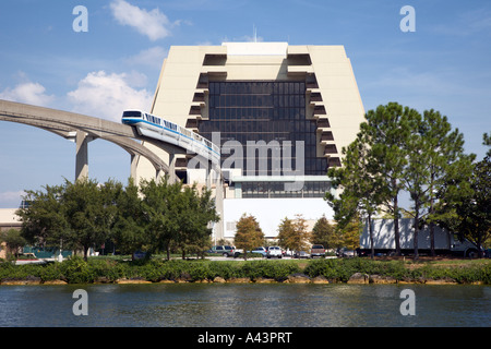 Einschienenbahn betreten oder verlassen das moderne Resort at Walt Disney World, Florida, USA Stockfoto