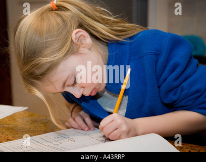 Neunjähriges Mädchen macht ihre Hausaufgaben Stockfoto