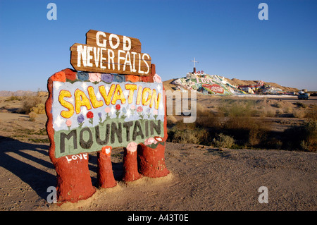 Ein Mann s Salvation Mountain in CA Wüste der USA-Hommage an Gott und Jesus Stockfoto