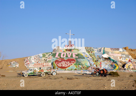 Ein Mann s Salvation Mountain in CA Wüste der USA-Hommage an Gott und Jesus Stockfoto