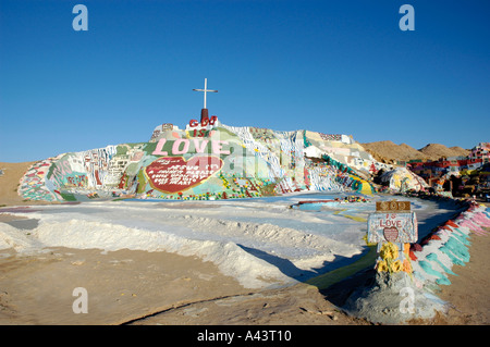 Ein Mann s Salvation Mountain in CA Wüste der USA-Hommage an Gott und Jesus Stockfoto