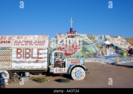 Ein Mann s Salvation Mountain in CA Wüste der USA-Hommage an Gott und Jesus Leonard Knight von Niland Kalifornien Stockfoto