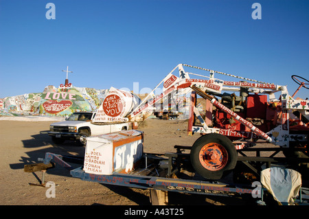 Ein Mann s Salvation Mountain in CA Wüste der USA-Hommage an Gott und Jesus Leonard Knight von Niland Kalifornien Stockfoto