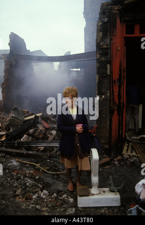 Toxteth Riots Liverpool Lancashire England 1981 Frau im Stehen Rohbau eines Burn-out-Gebäudes 1980er Jahre Großbritannien HOMER SYKES Stockfoto