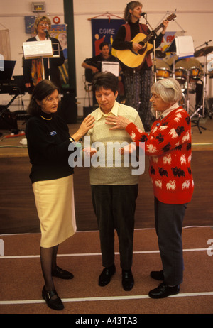 Auf Händen religiöse Trance sprechen in Zungen Kirche St. Nicolas Ashill Norfolk, Gottesdienste finden im Rathaus der 1990er Jahre HOMER SYKES statt Stockfoto