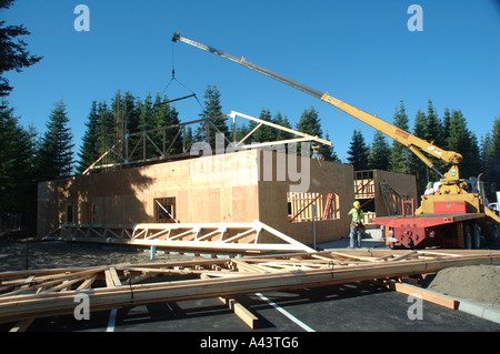 Bau - Ansicht des Krans Einführung hölzernen Dachstuhl mit einer anderen Truss im Vordergrund Stockfoto