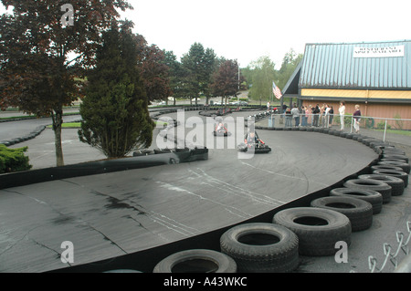 Go-Karts läuft auf einer Strecke Stockfoto