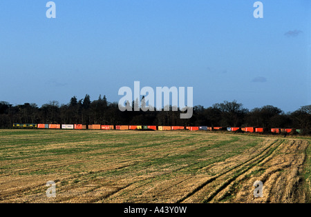 Güterzug auf der Ipswich, der Hafen von Felixstowe Branch Line, Levington, Suffolk, UK. Stockfoto