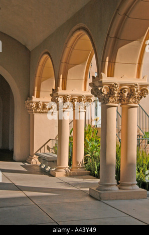 Gehweg mit Bögen im El Prado, Balboa Park, San Diego Kalifornien USA Stockfoto