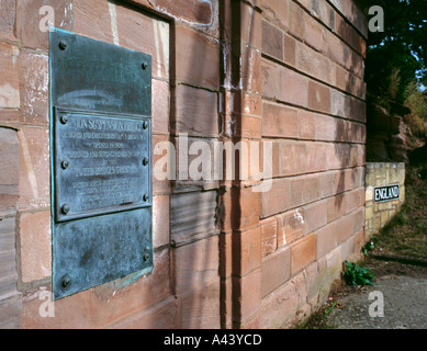 Plakette, union Hängebrücke über den Fluss Tweed, Northumberland, England/Grenzen, Schottland, Großbritannien. Stockfoto