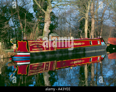 Kanalboot vor Anker am Fluss Wey Navigation am Pyrford, in der Nähe von Woking, Surrey, England, UK. Stockfoto