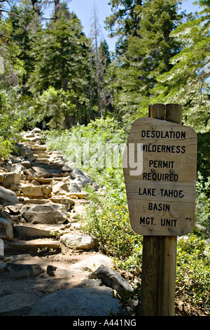 Kalifornien Lake Tahoe Desolation Wilderness erlauben erforderlich Zeichen auf Weg nach Eagle Lake Schritte auf steilen Weg Stockfoto