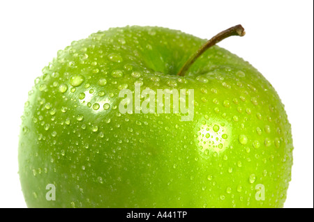 Nassen grüner Apfel, isoliert auf weiss Stockfoto