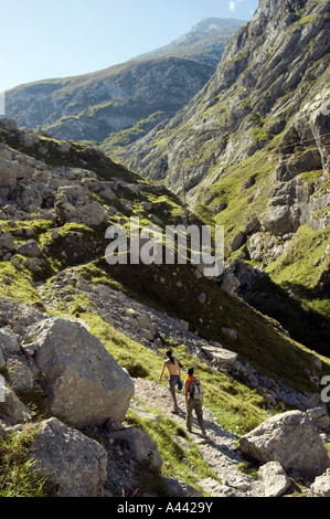 Wanderer auf eine Spur führt zu den abgelegenen Dorf BULNES in den PICOS DE EUROPA Gebirge in Nordspanien Stockfoto