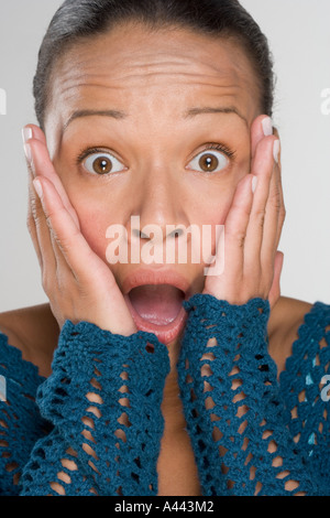 Portrait von überrascht Frau mit Händen auf Gesicht Stockfoto