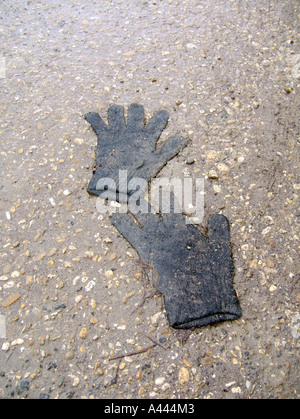 verlorene Handschuhe im Regen Stockfoto