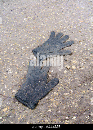 verlorene Handschuhe im Regen Stockfoto