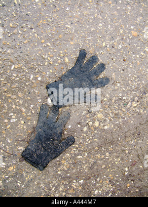 verlorene Handschuhe im Regen Stockfoto