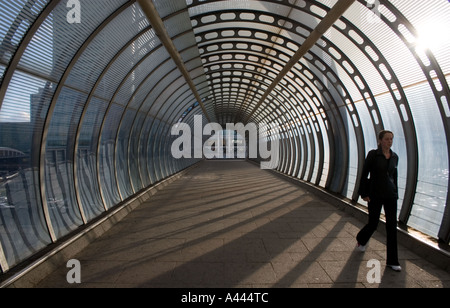 Überdachte Brücke Gehweg in der Nähe von Pappel DLR station Docklands London UK Stockfoto