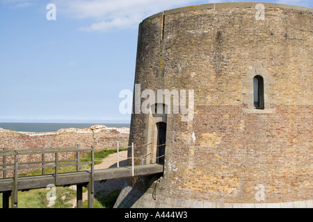 Martello-Turm befindet sich am Orford Ness auf der Küste von Suffolk Stockfoto