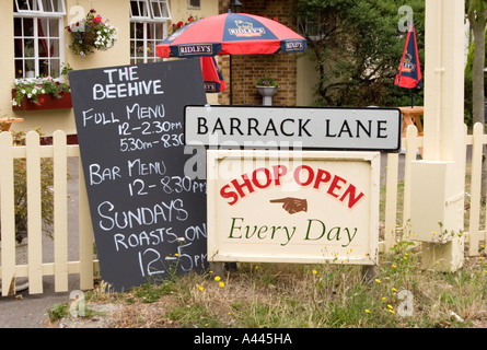 Zeichen an der Seite der Straße außerhalb der Bienenstock Public House große Waltham Essex UK Stockfoto