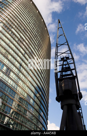 Docklands Marriott Hotel und eine alte Anlegestelle Kran London UK Stockfoto