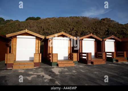 New Style Strandhütten an Durley Chine Bournemouth Dorset England uk Stockfoto