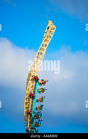 Passagiere erreichen den Gipfel des Stahl-Venom Achterbahnfahrt im Valley Fair Freizeitpark Stockfoto