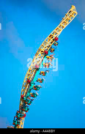 Passagiere erreichen den Gipfel des Stahl-Venom Achterbahnfahrt im Valley Fair Freizeitpark Stockfoto