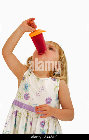 Kind 3 Jahre alt Mädchen essen Eistee Lolly Model veröffentlicht Studio Shot Stockfoto