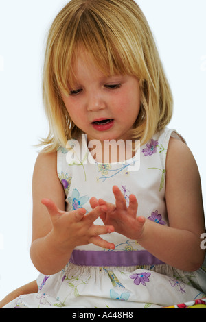 Ein 3 Jahre altes Kind Portrait spielen zählen Finger Studioaufnahme Stockfoto