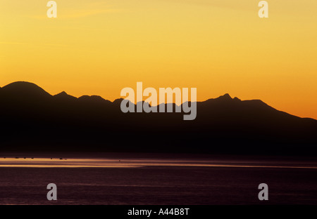 Die Red Cullin Isle Of Skye in der Abenddämmerung, angesehen vom Loch Duich, North West Highlands Schottland Stockfoto