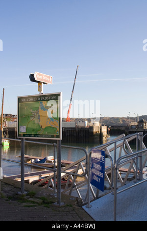 Willkommen in Padstow. Touristische Hinweisschilder. Baustelle im Hintergrund auf der Hafenmauer. Cornwall. VEREINIGTES KÖNIGREICH. Februar 2007 Stockfoto