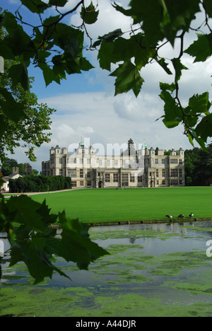 Ein Blick auf Audley End House in Essex aus über den See. Stockfoto