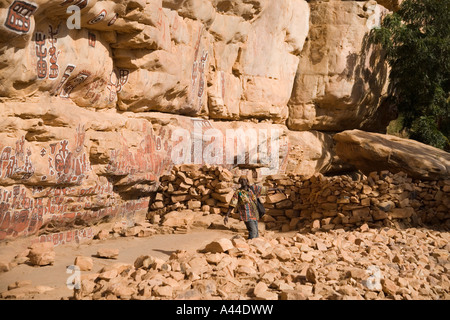 Felsmalereien Sie über Songo Dorf an der Stelle, wo die Beschneidung Riten, alle drei Jahre, Dogonland, Mali, Afrika abgehalten werden Stockfoto