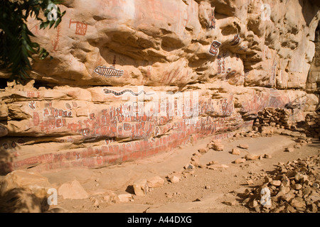 Felsmalereien Sie über Songo Dorf an der Stelle, wo die Beschneidung Riten, alle drei Jahre, Dogonland, Mali, Afrika abgehalten werden Stockfoto