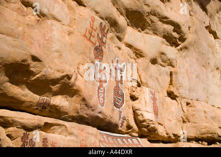 Felsmalereien Sie über Songo Dorf an der Stelle, wo die Beschneidung Riten, alle drei Jahre, Dogonland, Mali, Afrika abgehalten werden Stockfoto