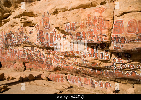 Felsmalereien Sie über Songo Dorf an der Stelle, wo die Beschneidung Riten, alle drei Jahre, Dogonland, Mali, Afrika abgehalten werden Stockfoto