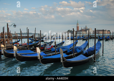 Gondeln vor Anker in der Nähe von San Marco in Venedig mit der Kirche San Giorgio Maggiore im Hintergrund Stockfoto