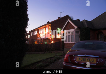 Haus mit Weihnachtsschmuck auf Haus Stockfoto