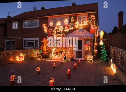 Haus mit Weihnachtsschmuck auf Haus Stockfoto